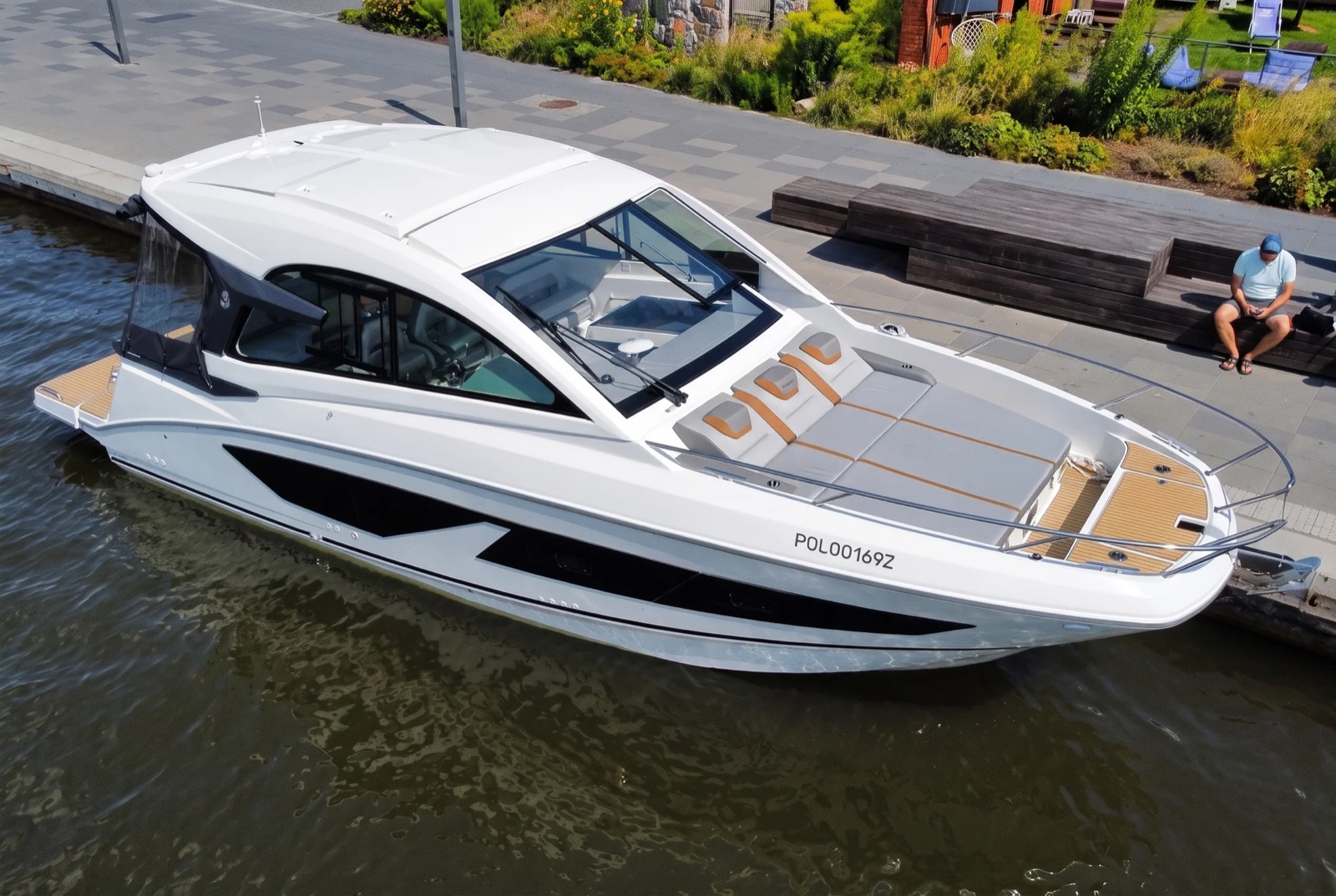 Beneteau Gran Turismo 32 prie krantinės.