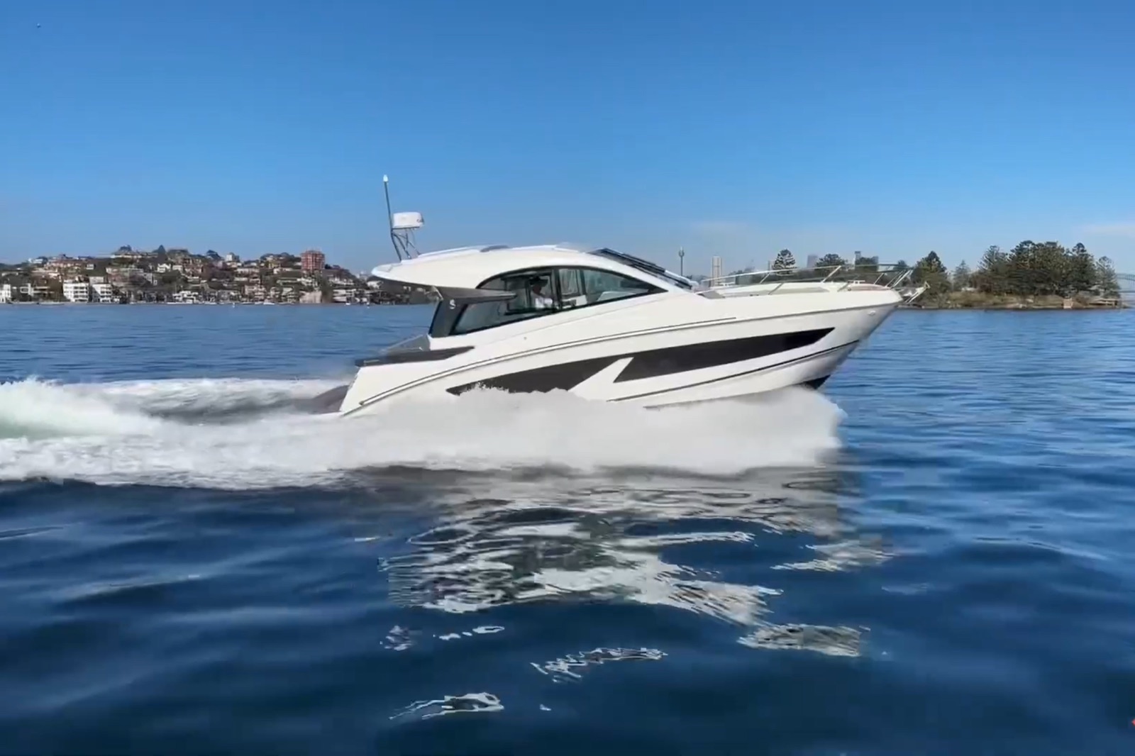 Beneteau Gran Turismo 32 plaukia — vaizdo įrašas.