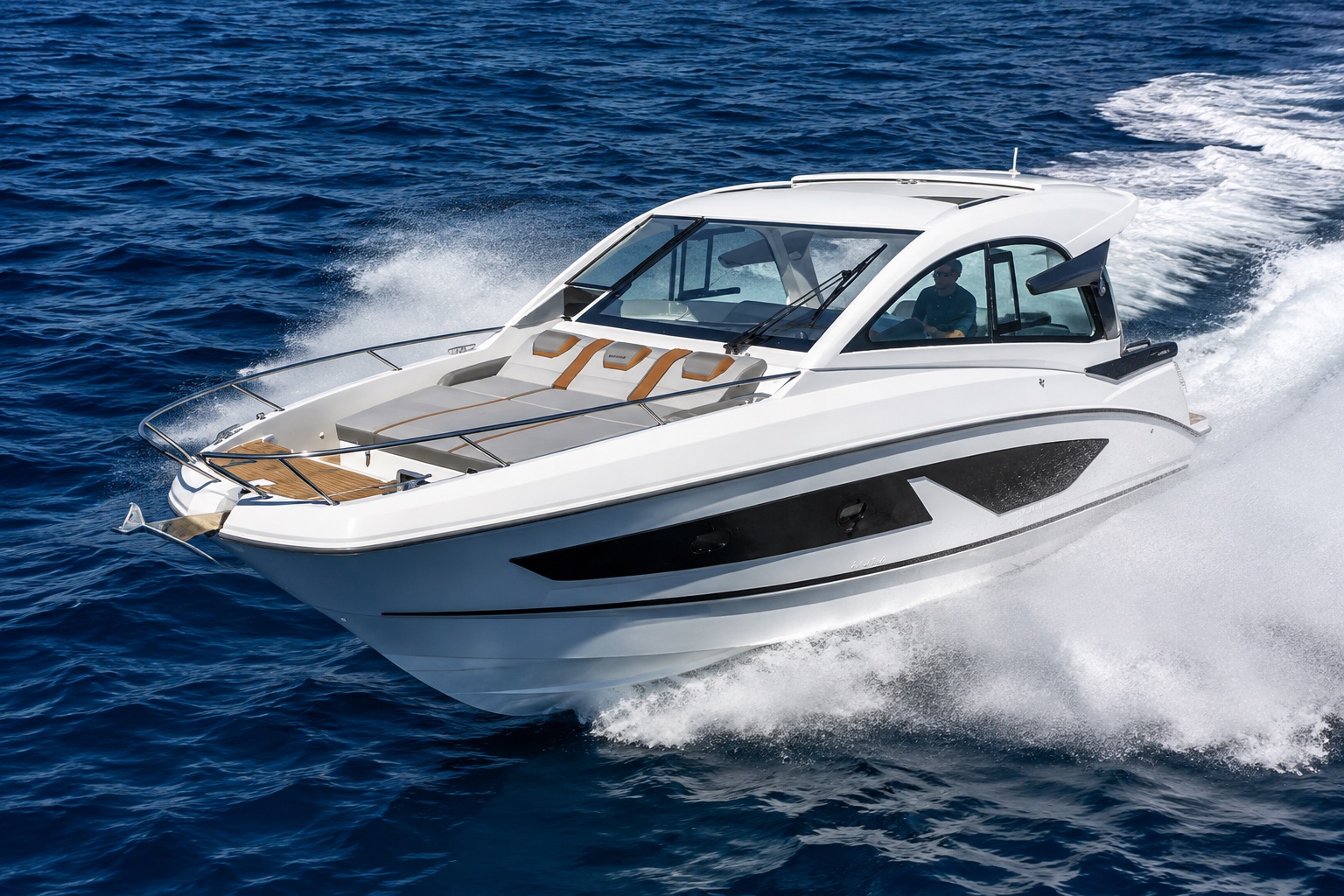 Beneteau Gran Turismo 32 plaukia atviru vandeniu.