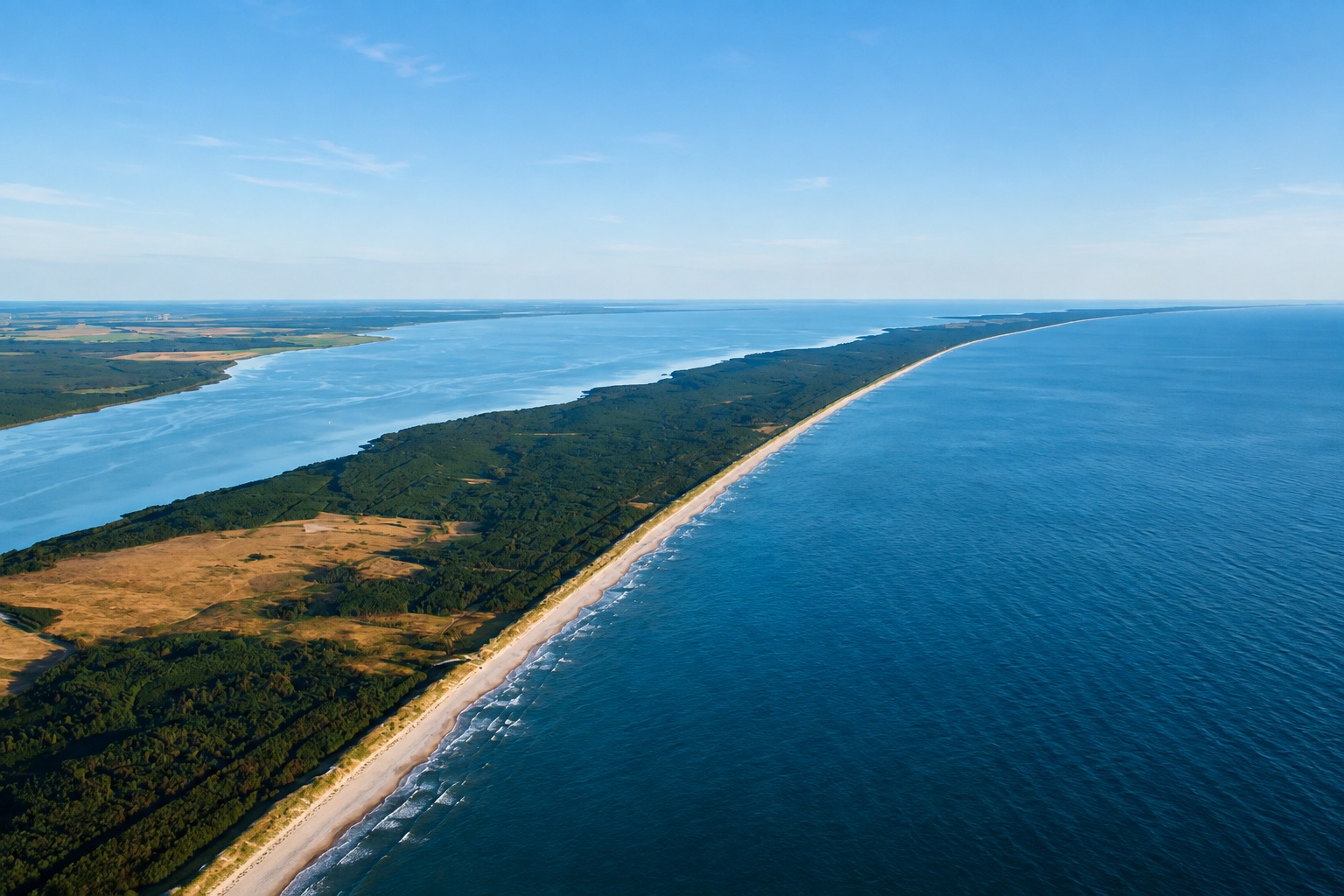 Kuršių nerija iš paukščio skrydžio: kairėje – Kuršių marios, dešinėje – Baltijos jūra.